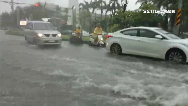 雨彈襲擊　中南部多地淹水、路面裂開