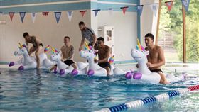 休兵日放鬆！英小將水上賽彩虹獨角獸
世足,世界盃,英格蘭,三獅軍團,休兵日,玩水,泳池,獨角獸
https://twitter.com/JesseLingard/status/1009172973268455426