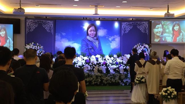 黃女出殯　哥：兇嫌判十個死刑都不夠
