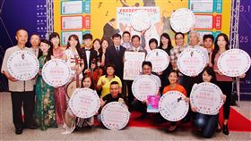 桃園市12傑出演藝團隊　7月接力演出（1）桃園市今年的傑出演藝團隊扶植計畫日前出爐，市長鄭文燦（後右7）19日表示，今年入選的12團隊自7月起展開公演，鼓勵民眾購票支持藝文工作者。中央社記者吳睿騏桃園攝　107年6月19日