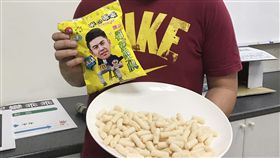 增加銷路　蕉農與業者研發香蕉米乖乖高雄市旗山區蕉農郭泰呈（圖）與業者合作研發出香蕉口味的米乖乖，估計一年可增加約20噸的香蕉銷量。中央社記者王淑芬攝　107年6月19日