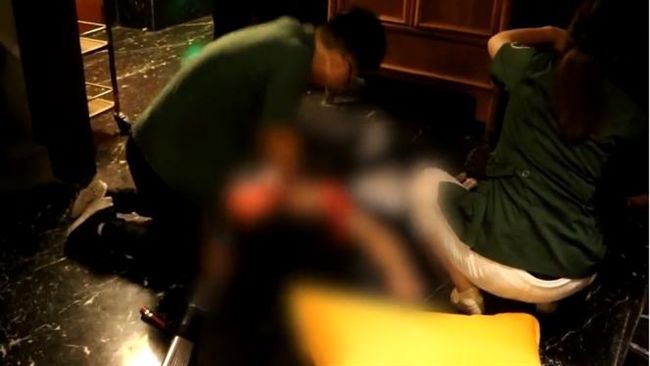 女服務生遭電梯夾死　獨留殘疾夫、兒