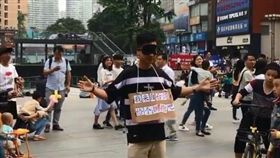 大陸街頭求抱抱！台生8分鐘矇眼實測　結果令他出乎意料
圖翻攝自原來是小狼 youtube