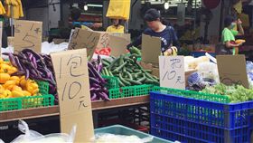 南部豪雨農損逾2千萬　預估果菜價揚但不貴農糧署20日表示，近日豪雨農損累計新台幣2431萬元，主要以屏東、台東、高雄居多，由於連日大雨不利採收，預估21日交易量減少，菜價回穩略升但不貴。中央社記者楊淑閔攝　107年6月20日