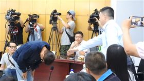 邱敬斌為情緒發言向何博文鞠躬致歉新北市副秘書長邱敬斌（中左）20日在議會進行專案報告前，向民進黨籍市議員何博文（中右）鞠躬致歉表示，日前對媒體說明時因情緒控制不理想，才會對經民主洗禮選出的議員態度不佳；何博文也起身握手並表示，個人事小，事情說清楚比較重要。中央社記者王鴻國攝　107年6月20日