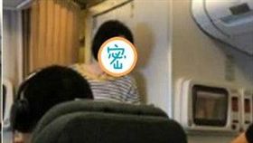 ▲▼網友在飛機上捕獲野生王菲。（圖／翻攝自微博）

