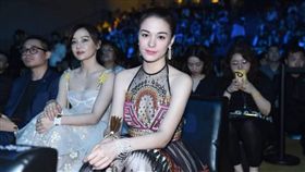 張榕容17日性感出席「2018微博電影之夜」。(翻攝微博)