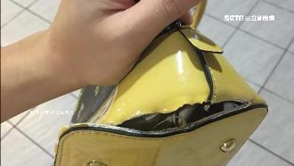 扯！民眾廟口吃飯　包包遭割破一大洞