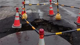 地基鬆動+連日大雨釀災　彰化金馬路破大洞