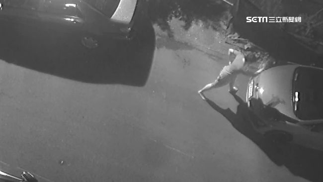 懷疑被「煞到」　男子凌晨對轎車作法