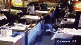 中國大陸北京一名男學生在餐廳持刀刺殺自己的同學（圖／翻攝自微博）