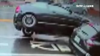 猛撞路邊車懸空　駕駛落地後竟跑了