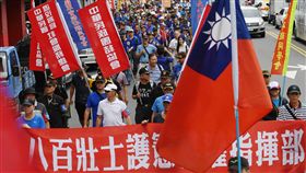 立院審軍改　八百壯士場外繞行（2）立法院臨時會20日處理軍改案爭議條文，反軍改團體八百壯士成員下午在立法院旁青島東路集結後，拉布條、持看板繞行院外周邊，沿途並呼口號表達訴求。中央社記者施宗暉攝　107年6月20日