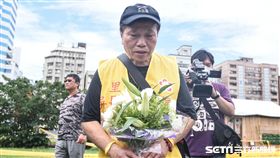 華山草原分屍案，小木屋命案現場，梅花里里長致哀。 （圖／記者林敬旻攝）