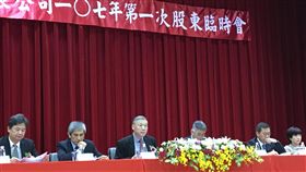 日月光投控股東會  營運長吳田玉主持日月光投控21日上午在高雄舉行股東會，營運長吳田玉（左3）親自主持。中央社記者鍾榮峰攝  107年6月21日