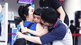 ▲▼朱茵一家三口在機場上演十八相送劇碼。（圖／翻攝自微博）