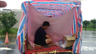 為幫爸媽顧花生　國中生雨中睡貨車