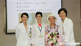 ▲張女士（右二）接受「微創角膜後彈力層內皮移植手術」，術前因角膜水腫視力僅0.2，術後一週視力進步到0.8。（圖／台北榮總提供）