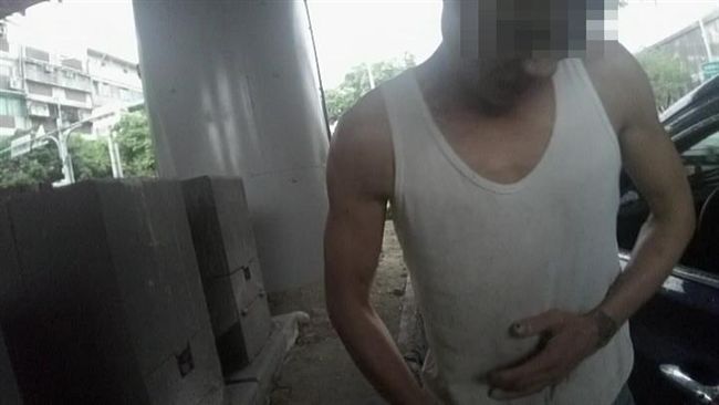「快大出來了！」毒犯想屎遁被警抓包