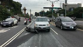 新北市,淡水,民權路,自強路,曳引車,滲漏,土石,摔車,騎士