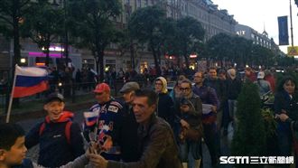 直擊！俄羅斯闖16強　聖彼得堡狂歡