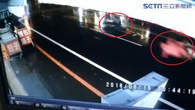 雨夜出門倒垃圾　台南婦遭「機車猛撞+轎車狠輾」肇逃慘死（圖／翻攝畫面）