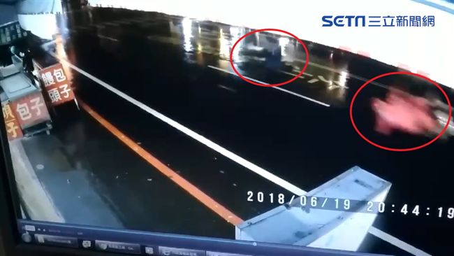 雨夜出門倒垃圾　婦遭2車撞又輾慘死