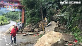 台中和平區雙崎部落烏石坑橋頭附近落石掉落／翻攝畫面