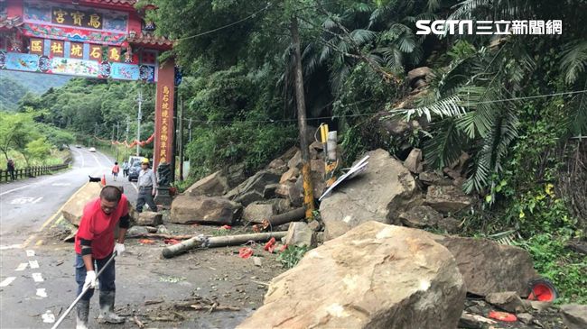 連日豪雨　台中雙崎部落巨石崩落擋道