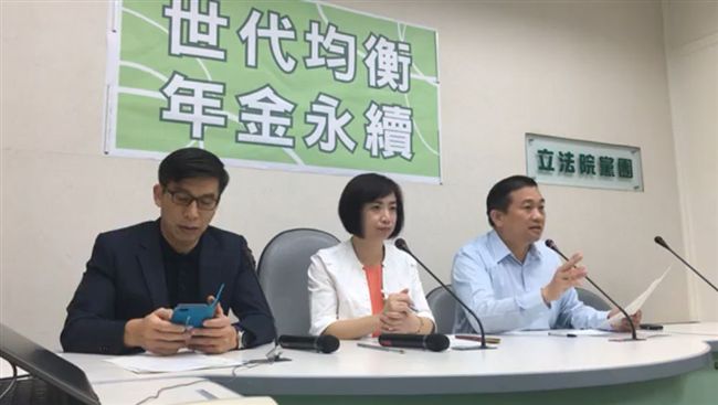 藍批軍改砍到見骨　綠：狂省800億