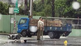 兩憲兵目睹車禍淋雨幫指揮交通／臉書爆料公社
