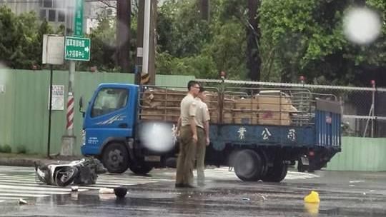 兩憲兵目睹車禍　淋雨幫指揮交通超暖