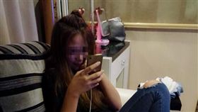 正妹　滑手機　佛系充電法　翻攝爆廢公社