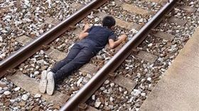 花蓮屁孩屁孩臥軌被罰（圖／翻攝自台鐵家族臉書）