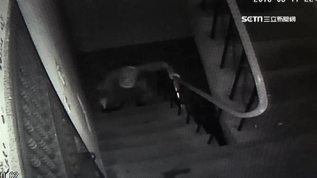 充電線掉地太吵？樓下鄰啞鈴敲牆回擊