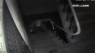 充電線掉地太吵？樓下鄰啞鈴敲牆回擊