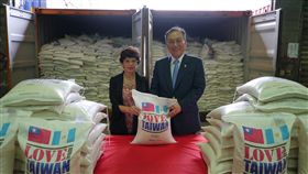 瓜國火山爆發災情嚴重 政府援贈食米外交部常務次長劉德立（右）20日代表政府主持在桃園舉行的「捐贈瓜地馬拉食米啟運儀式」。瓜國日前發生火山爆發，台灣捐贈的食米預計8月運抵瓜國，分送受災民眾。（外交部提供）中央社記者侯姿瑩傳真  107年6月21日