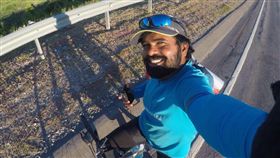 狂！為了見偶像梅西 印度球迷騎單車4200公里赴俄(圖/翻攝自Clifin Francis臉書)