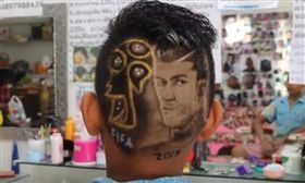 ▲C羅附頭！世足熱另類球星髮型這樣剪  （圖／翻攝自泰國網臉書） 