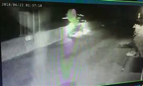 驚悚畫面曝光！女騎車撞救生圈架　冒火摔落水溝致死