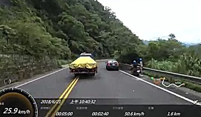 白目！屁孩載妹警車　網友：超療癒
