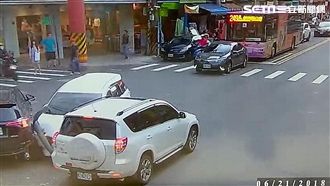 吸毒又肇逃！他大街衝撞3車竟睡翻