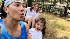 ▲小泡芙賣力做運動樣子，萌翻網友。（圖／翻攝自微博）