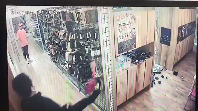 北市飛鏢店遭闖入　3天被爆砸2次