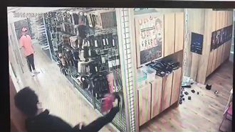 北市飛鏢店遭闖入　3天被爆砸2次