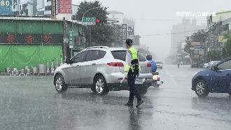 交管勤務淋成落湯雞　網怒：好大官威