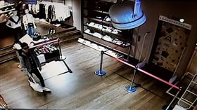 台北,信義,ATT4FUN,HAMA,Balenciaga,FENDI,磁釦,竊盜。翻攝自《爆料公社》