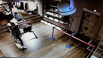 剪下磁釦　賊偷天換日竊走3萬元上衣