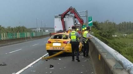 快訊／小黃自撞噴飛　駕駛墜落護欄亡