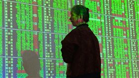 台股再挫150點（1）台股24日因台幣趨貶、外資賣壓仍重，市場信心出現鬆動，指數開低走低跌逾150點。中央社記者董俊志攝　107年4月24日